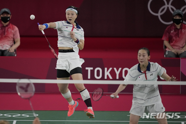 [도쿄=AP/뉴시스] 25일 일본 도쿄에서 열린 2020 도쿄 올림픽 배드민턴 여자 복식 한국 이소희, 신승찬이 덴마크 마이켄 프루에르가르드, 사라 티겐센과 조별리그 C조 2차전 경기를 치르고 있다. 2021.07.25.