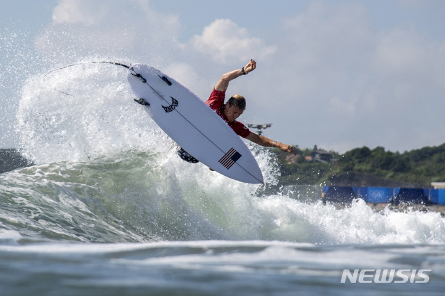 [지바=AP/뉴시스] 25일(현지시간) 일본 지바현 이치노미야 쓰리가사키 해변에서 열린 2020 도쿄 올림픽&nbsp; 남자 서핑 1라운드 경기, 미국 콜로헤 안디노가 파도를 타고 있다. 서핑은 2020 도쿄올림픽에서 처음 정식종목으로 채택됐다. 2021.07.25.