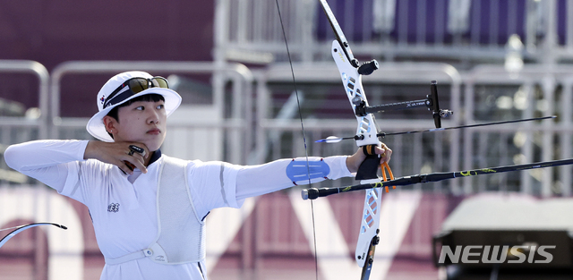 [도쿄(일본)=뉴시스] 최진석 기자 = 대한민국 양궁 대표팀 안산이 25일 오후 일본 도쿄 유메노시마 양궁장에서 열린 2020 도쿄올림픽 양궁 여자단체전 준결승전에 출전해 활을 쏘고 있다. 2021.07.25. myjs@newsis.com