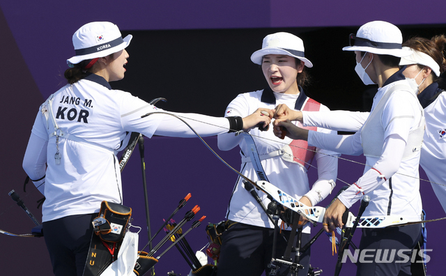 [도쿄(일본)=뉴시스] 최진석 기자 = 대한민국 양궁 대표팀 장민희와 강채영, 안산이 25일 오후 일본 도쿄 유메노시마 양궁장에서 열린 2020 도쿄올림픽 양궁 여자단체전 준결승전에 출전해 활을 파이팅을 외치고 있다. 2021.07.25. myjs@newsis.com
