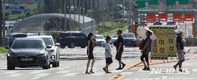 [서울=뉴시스] 김선웅 기자 = 서울 낮 최고기온이 37도를 기록한 25일 오후 서울 여의도 도로에 아지랑이가 피어오르고 있다. 2021.07.25. mangusta@newsis.com