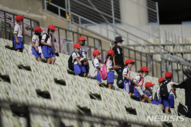 [가시마=AP/뉴시스] 일본 총무성의 발표에 따르면 2024년에 만 18세가 되는 2005년생 인구는 약 106만명으로 2023년보다 약 6만명 감소했으며 사상 최저치다. (*본문과 관련 없는 사진) 2024.01.02.