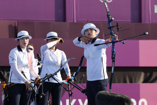 [도쿄(일본)=뉴시스] 최진석 기자 = 대한민국 양궁 대표팀 장민희(오른쪽)가 25일 오후 일본 도쿄 유메노시마 양궁장에서 열린 2020 도쿄올림픽 양궁 여자단체 결승전을 치르고 있다. 왼쪽은 강채영, 가운데는 안산. 결과는 금메달. 2021.07.25. myjs@newsis.com