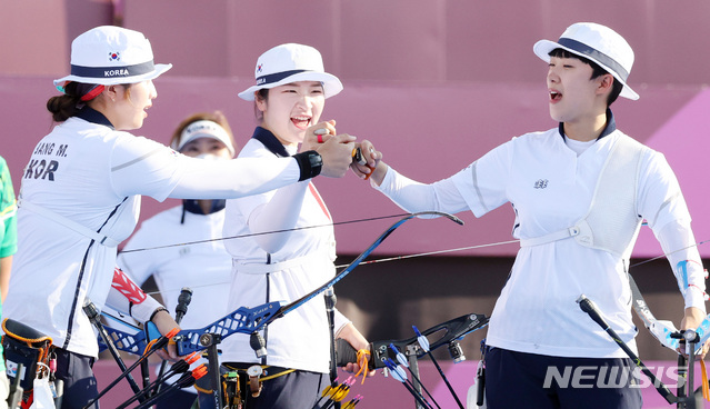 [도쿄(일본)=뉴시스] 최진석 기자 = 대한민국 양궁 대표팀 강채영과 장민희, 안산이 25일 오후 일본 도쿄 유메노시마 양궁장에서 열린 2020 도쿄올림픽 양궁 여자단체 결승전에서 파이팅을 외치고 있다. 2021.07.25. myjs@newsis.com