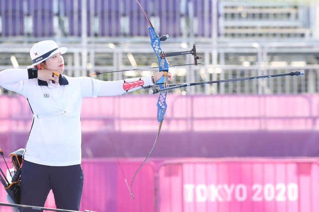 [도쿄(일본)=뉴시스] 최진석 기자 = 대한민국 양궁 대표팀 장민희가 25일 오후 일본 도쿄 유메노시마 양궁장에서 열린 2020 도쿄올림픽 양궁 여자단체 결승전을 치르고 있다. 결과는 금메달. 2021.07.25. myjs@newsis.com