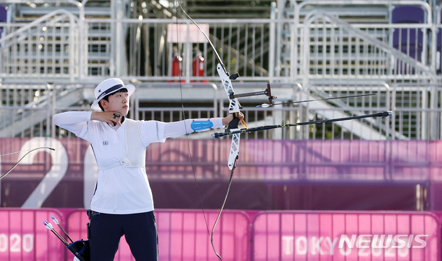 [도쿄(일본)=뉴시스] 최진석 기자 = 대한민국 양궁 대표팀 안산이 25일 오후 일본 도쿄 유메노시마 양궁장에서 열린 2020 도쿄올림픽 양궁 여자단체 결승전에서 활을 쏘고 있다. 2021.07.25. myjs@newsis.com