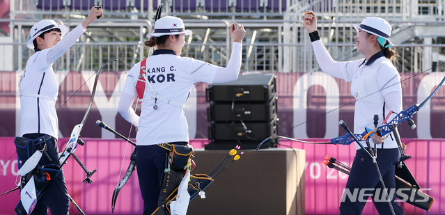 [도쿄(일본)=뉴시스] 최진석 기자 = 대한민국 양궁 대표팀 강채영과 장민희, 안산이 25일 오후 일본 도쿄 유메노시마 양궁장에서 열린 2020 도쿄올림픽 양궁 여자단체 결승전에서 승리를 거두며 금메달을 자치한 뒤 기뻐하고 있다. 2021.07.25. myjs@newsis.com