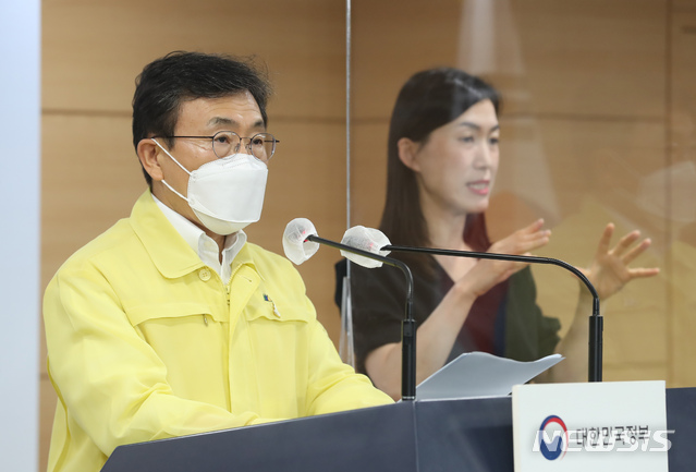 [서울=뉴시스] 고승민 기자 = 권덕철 중앙재난안전본부 1차장이 25일 정부서울청사 브리핑실에서 코로나19 대응 비대면 정례브리핑을 하고 있다. 2021.07.25. kkssmm99@newsis.com