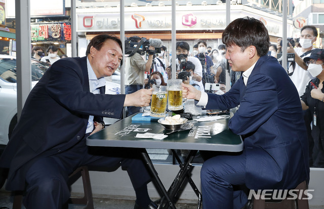 [서울=뉴시스] 최동준 기자 = 이준석 국민의힘 대표, 윤석열 전 검찰총장이 25일 서울 광진구 한 치킨집에서 회동을 하며 건배하고 있다. 2021.07.25. photocdj@newsis.com