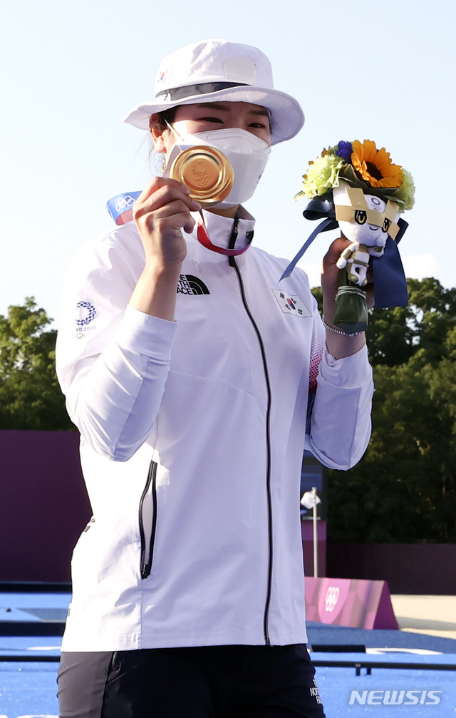 [도쿄(일본)=뉴시스] 최진석 기자 = 대한민국 양궁 대표팀 강채영이 25일 오후 일본 도쿄 유메노시마 양궁장에서 열린 2020 도쿄올림픽 양궁 여자단체전 우승, 금메달을 목에 걸고 이동하며 포즈를 취하고 있다. 2021.07.25. myjs@newsis.com