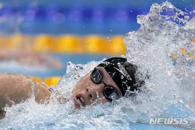 [도쿄=AP/뉴시스] 25일 일본 도쿄에서 열린 2020 도쿄 올림픽 한국 국가대표 황선우가 남자 자유형 200m 경기를 치르고 있다. 황선우는 예선 3조 경기 1분44초62로 한국 신기록을 경신, 예선 1위로 준결승에 진출했다. 2021.07.25.
