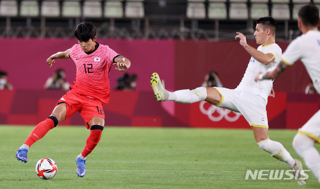 [가시마(일본)=뉴시스] 이영환 기자 = 25일 오후(현지시간) 일본 이바라키 가시마 스타디움에서 열린 도쿄올림픽 남자축구 조별리그 B조 2차전 대한민국과 루마니아의 경기, 설영우가 드리블을 하고 있다. 2021.07.25. 20hwan@newsis.com