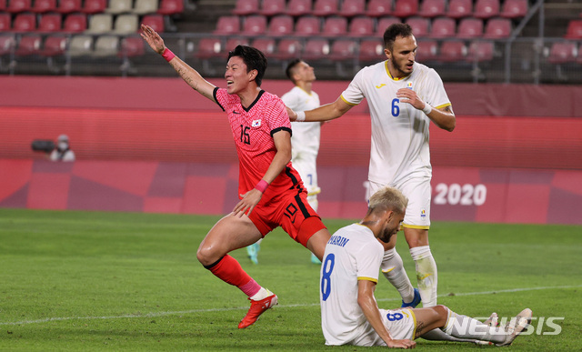 [가시마(일본)=뉴시스] 이영환 기자 = 25일 오후(현지시간) 일본 이바라키 가시마 스타디움에서 열린 도쿄올림픽 남자축구 조별리그 B조 2차전 대한민국과 루마니아의 경기, 루마니아 마리우스 마린이 자책골을 넣자 황의조가 기뻐하고 있다. 2021.07.25. 20hwan@newsis.com