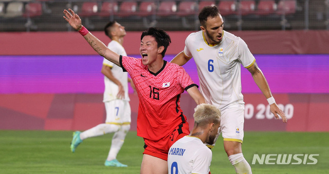 [가시마(일본)=뉴시스] 이영환 기자 = 25일 오후(현지시간) 일본 이바라키 가시마 스타디움에서 열린 도쿄올림픽 남자축구 조별리그 B조 2차전 대한민국과 루마니아의 경기, 루마니아 마리우스 마린이 자책골을 넣자 황의조가 기뻐하고 있다. 2021.07.25. 20hwan@newsis.com