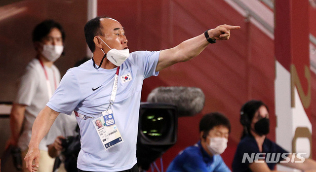 [가시마(일본)=뉴시스] 이영환 기자 = 25일 오후(현지시간) 일본 이바라키 가시마 스타디움에서 열린 도쿄올림픽 남자축구 조별리그 B조 2차전 대한민국과 루마니아의 경기, 김학범 감독이 작전지시를 하고 있다. 2021.07.25. 20hwan@newsis.com