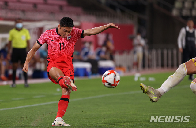 [가시마(일본)=뉴시스] 이영환 기자 = 25일 오후(현지시간) 일본 이바라키 가시마 스타디움에서 열린 도쿄올림픽 남자축구 조별리그 B조 2차전 대한민국과 루마니아의 경기, 이동준이 센터링을 하고 있다. 2021.07.25. 20hwan@newsis.com