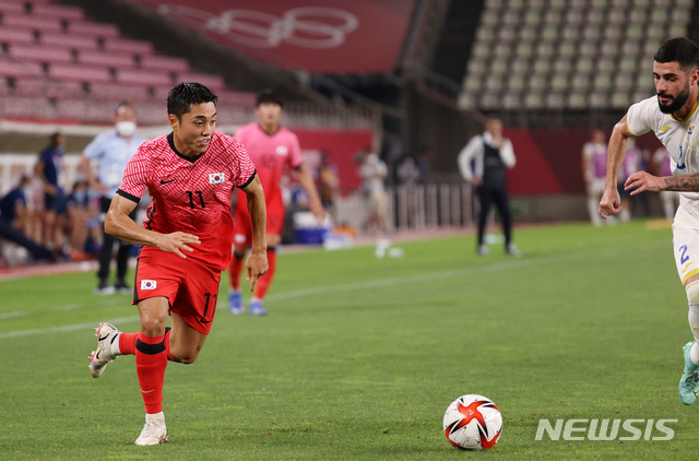 [가시마(일본)=뉴시스] 이영환 기자 = 25일 오후(현지시간) 일본 이바라키 가시마 스타디움에서 열린 도쿄올림픽 남자축구 조별리그 B조 2차전 대한민국과 루마니아의 경기, 이동준이 돌파를 하고 있다. 2021.07.25. 20hwan@newsis.com