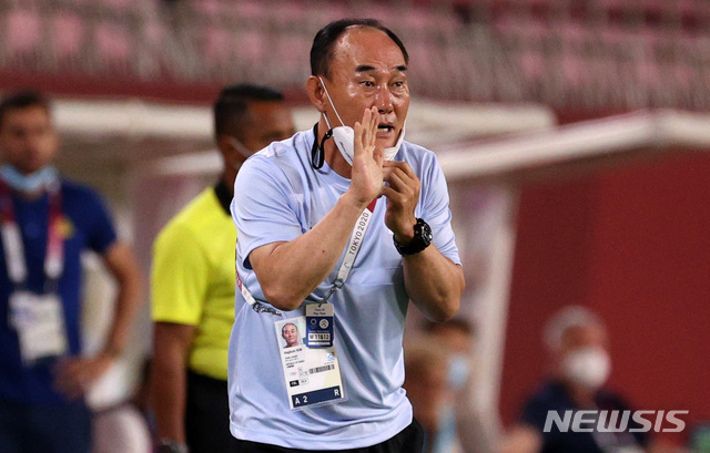 [가시마(일본)=뉴시스] 이영환 기자 = 25일 오후(현지시간) 일본 이바라키 가시마 스타디움에서 열린 도쿄올림픽 남자축구 조별리그 B조 2차전 대한민국과 루마니아의 경기, 김학범 감독이 작전지시를 하고 있다. 2021.07.25. 20hwan@newsis.com