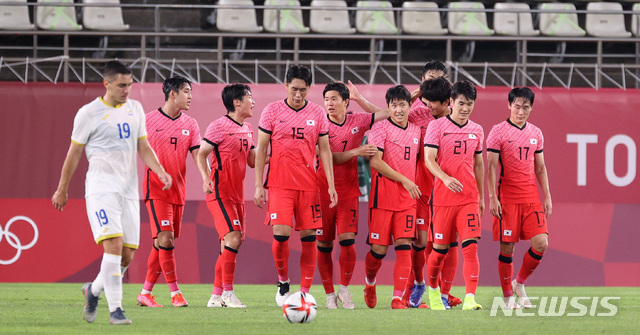 [가시마(일본)=뉴시스] 이영환 기자 = 25일 오후(현지시간) 일본 이바라키 가시마 스타디움에서 열린 도쿄올림픽 남자축구 조별리그 B조 2차전 대한민국과 루마니아의 경기 후반전, 이강인이 페널티킥 성공 후 동료들과 기쁨을 나누고 있다.2021.07.25. 20hwan@newsis.com