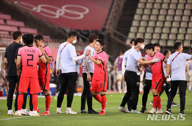 [가시마(일본)=뉴시스] 이영환 기자 = 25일 오후(현지시간) 일본 이바라키 가시마 스타디움에서 열린 도쿄올림픽 남자축구 조별리그 B조 2차전 대한민국과 루마니아의 경기 후반전, 4대0으로 승리를 거둔 대한민국 선수들이 기뻐하고 있다..2021.07.25. 20hwan@newsis.com