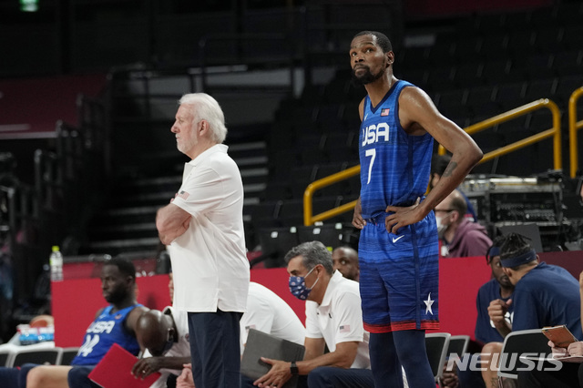 [사이타마=AP/뉴시스]그렉 포포비치(왼쪽) 감독이 이끄는 미국 남자농구가 25일 일본 사이타마 슈퍼아레나에서 열린 프랑스와 올림픽 남자농구 A조 조별리그 1차전에서 76-83으로 졌다. 케빈 듀런트가 어딘가를 응시하고 있다.