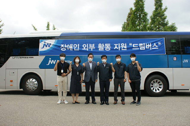 JW중외제약 서명준 제품플랜트장(왼쪽부터 네 번째)과 아산시장애인복지관 이창호 관장(왼쪽부터 세 번째)을 비롯한 관계자들이 '드림버스’ 앞에서 기념촬영하고 있다.(사진=JW중외제약 제공) *재판매 및 DB 금지