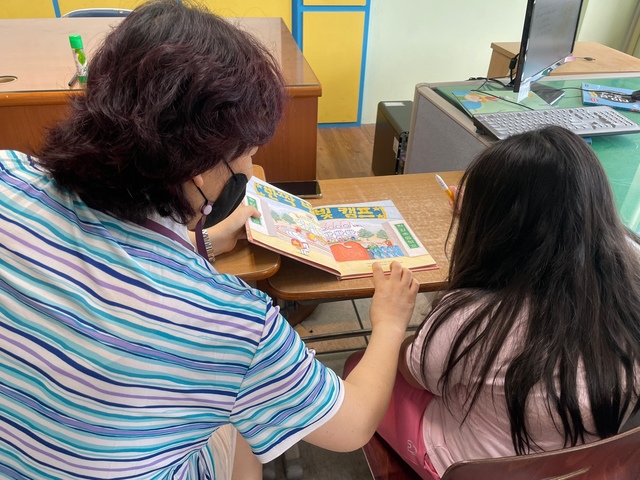 [광주=뉴시스] 광주동·서부교육지원청이 문해력·수리력에 어려움을 겪는 초1~2학년을 대상으로 여름방학 기초학력 집중교실을 운영하는 모습. 사진은 기사와 직접 관련이 없습니다. (사진 제공 = 광주시교육청) 2021.10.26. photo@newsis.com *재판매 및 DB 금지