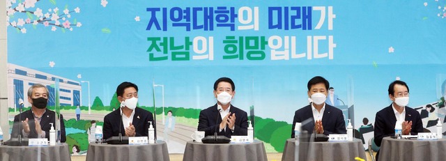 [무안=뉴시스] 맹대환 기자 = 김영록 전남지사와 김한종 도의회 의장, 장석웅 전남교육감, 유근기 곡성군수, 김종식 목포시장이 26일 오후 도청 왕인실에서 지방대학 위기 극복을 위한 상생협력 협약식을 갖고 있다. (사진=전남도 제공) photo@newsis.com *재판매 및 DB 금지