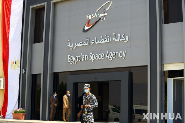 [ 카이로= 신화/뉴시스] 이집트 카이로의 아프리카 우주개발을 위한 이집트항공우주국 입구.&nbsp; 이집트정부는 아프리카 5개국의 기술진과 전문가 17명을 이곳에서 훈련한 뒤 아프리카를 위한 우주개발사업을 주도해 2025년 4월 20일&nbsp; 아프리카 우주개발국( AfSA. African Space Agency )을 출범 시켰다.&nbsp; 2025.04.21.