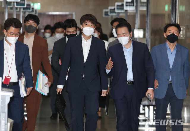 [서울=뉴시스] 전신 기자 = 이준석 국민의힘 대표가 26일 서울 여의도 국회에서 열린 최고위원회의에 성일종 전략기획부총장과 함께 참석하고 있다. (공동취재사진) 2021.07.26. photo@newsis.com