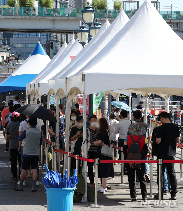 [서울=뉴시스] 백동현 기자 = 코로나19 신규 확진자 수가 지난 7일부터 연일 1,000명 이상 집계된 26일 오전 서울 중구 서울역광장에 설치된 코로나19 임시선별검사소에서 시민들이 검사를 받기 위해 대기하고 있다. 2021.07.26 livertrent@newsis.com