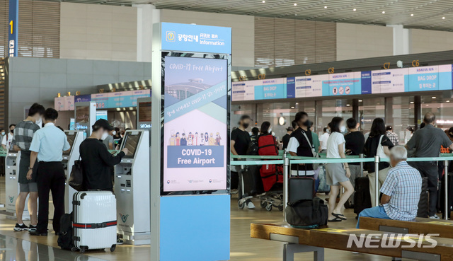 [인천공항=뉴시스] 김병문 기자 = 7월26일 오전 인천국제공항 제2터미널이 탑승 수속을 기다리는 시민들로 붐비고 있다. 2021.09.13. dadazon@newsis.com