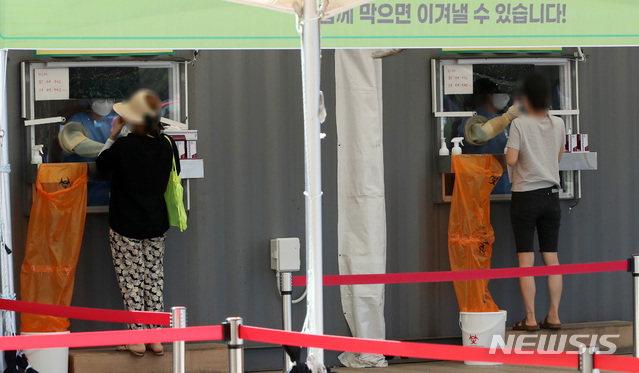 [서울=뉴시스] 고범준 기자 = 신규 코로나19 확진자 수가 1,318명으로 집계된 26일 오전 서울 중구 서울광장 임시선별검사소에서 의료진들이 검체 채취를 하고 있다. 2021.07.26. bjko@newsis.com