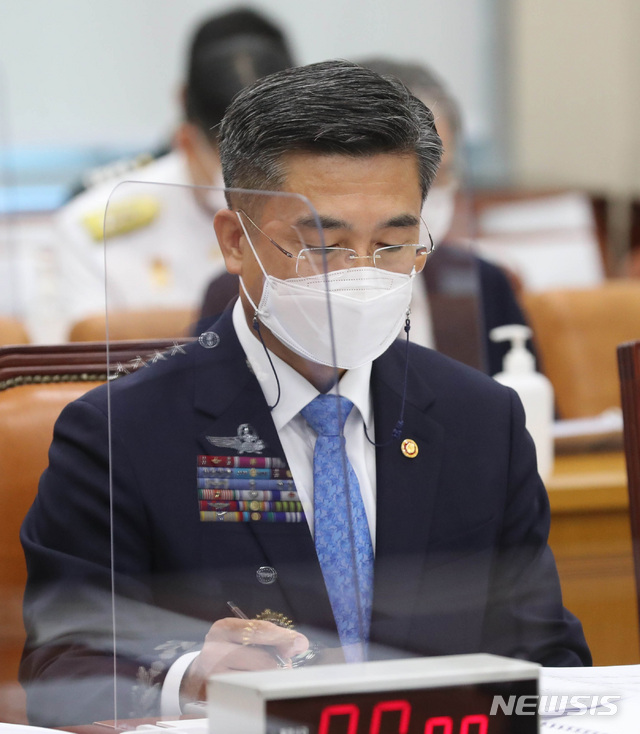 [서울=뉴시스] 전신 기자 = 서욱 국방부 장관이 26일 서울 여의도 국회에서 열린 국방위 전체회의에서 의원들의 질의를 듣고 있다. (공동취재사진) 2021.07.30. photo@newsis.com