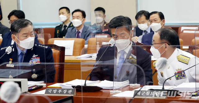 [서울=뉴시스] 전신 기자 = 서욱 국방부 장관이 26일 서울 여의도 국회에서 열린 국방위 전체회의에서 원인철 합참의장, 부석종 해군참모총장과 대화하고 있다. (공동취재사진) 2021.07.26. photo@newsis.com