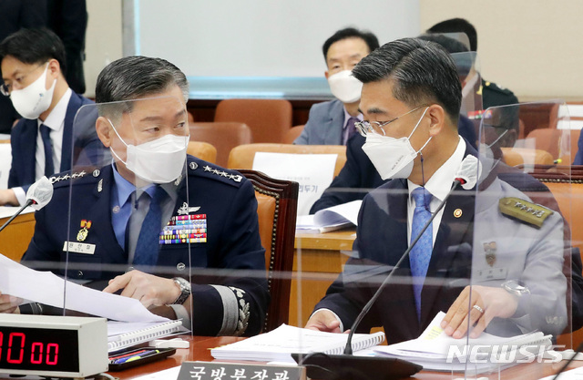 [서울=뉴시스] 전신 기자 = 서욱 국방부 장관이 26일 서울 여의도 국회에서 열린 국방위 전체회의에서 원인철 합참의장과 대화하고 있다. (공동취재사진) 2021.07.26. photo@newsis.com