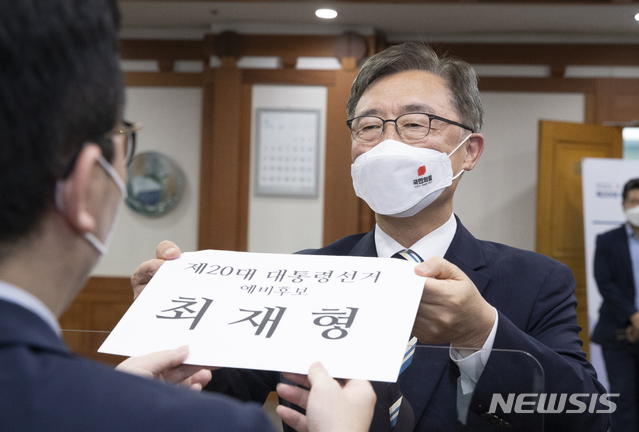 [과천=뉴시스] 국회사진기자단 = 국민의힘 대권주자인 최재형 전 감사원장이 26일 경기도 과천 중앙선거관리위원회에서 대선 예비후보 등록을 하고 있다. 2021.07.26. photo@newsis.com