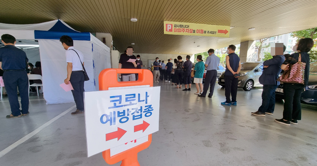 [울산=뉴시스] 배병수 기자 = 55세부터 59세에 대한 모더나 백신 접종이 시작된 26일 오전 울산 남구 HM병원에서 시민들이 백신 접종을 받기 위해 대기하고 있다. 2021.07.26. bbs@newsis.com 