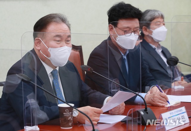 [서울=뉴시스] 전신 기자 = 이상민 더불어민주당 선거관리위원장이 26일 서울 여의도 국회에서 열린 중앙당선관위원장-후보캠프 총괄본부장 연석회의에서 발언하고 있다. (공동취재사진) 2021.07.26. photo@newsis.com