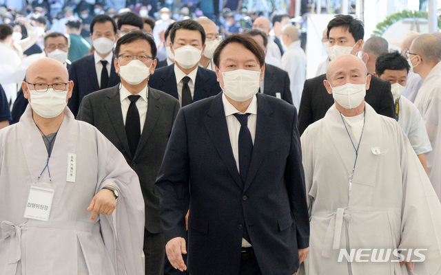 [김제=뉴시스] 김얼 기자 = 윤석열 전 검찰총장이 26일 전북 김제시 금산사에 마련된 조계종 전 총무원장 월주(月珠) 대종사의 빈소를 찾아 조문을 하기 위해 장내로 들어서고 있다. 2021.07.26. pmkeul@newsis.com