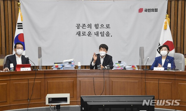 [서울=뉴시스] 최동준 기자 = 이준석 국민의힘 대표가 26일 서울 여의도 국회에서 열린 '나는 국대다 시즌2' 정책공모전 예선심사에 참석해 발언하고 있다. (공동취재사진) 2021.07.26. photo@newsis.com