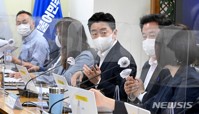 [서울=뉴시스] 국회사진기자단 = 더불어민주당 대선경선기획단 강훈식 단장 등 참석자들이 26일 서울 여의도 중앙당사에서 열린 대선기획단 회의를 하고 있다. 2021.07.26. photo@newsis.com
