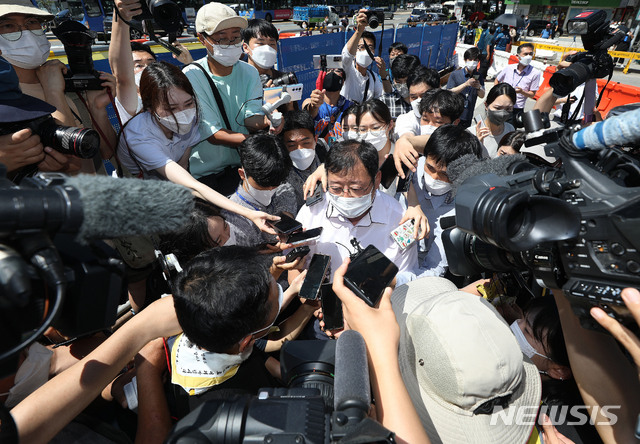 [서울=뉴시스] 홍효식 기자 = 서울시가 광화문 광장 재구조화 공사를 위해 '세월호 기억공간' 철거를 예고한 26일 서울 종로구 광화문 광장 세월호 기억공간 앞에서 서울시 김혁 총무과장이 4.16연대 김선우 사무처장에게 자진 철거를 요구하고 있다. 2021.07.26. yesphoto@newsis.com