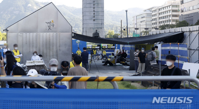 [서울=뉴시스] 홍효식 기자 = 서울시가 광화문 광장 재구조화 공사를 위해 '세월호 기억공간' 철거를 예고한 26일 서울 종로구 광화문 광장 세월호 기억공간 앞에서 세월호 유족과 시민사회 단체 회원들이 철거 반대 농성을 하고 있다. 2021.07.26. yesphoto@newsis.com