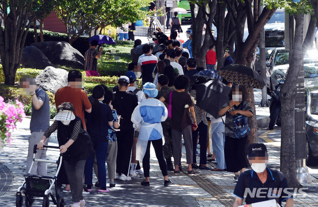 [부산=뉴시스] 하경민 기자 = 지난 26일 오전 부산 남구보건소 선별진료소를 찾은 시민들이 진단검사를 받기 위해 길게 줄을 선 채 차례를 기다리고 있다. 이날 해당 보건소 주변으로 검사 대기 줄이 100m 가량 이어졌다. 2021.07.26. yulnetphoto@newsis.com