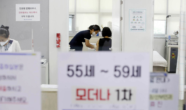 [광주=뉴시스] 변재훈 기자 = 55~59세 연령층을 대상으로 코로나19 예방 모더나 백신 접종 첫 날인 26일 광주 북구 모 의료기관에서 대상자가 백신을 맞고 있다. (사진=광주 북구 제공) 2021.07.26. photo@newsis.com 