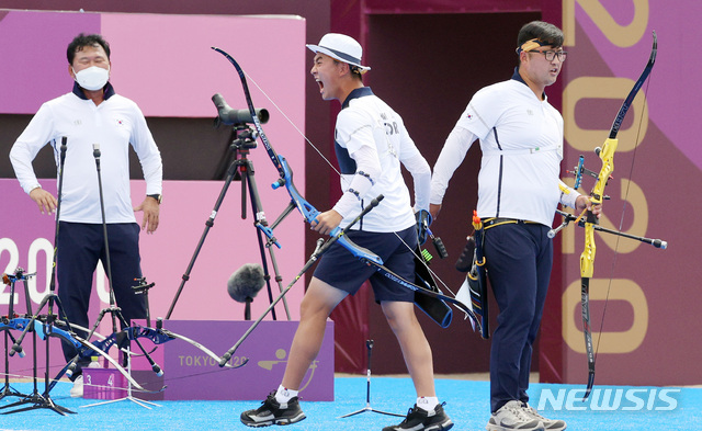 [도쿄(일본)=뉴시스] 이영환 기자 = 양궁 국가대표 김제덕이 26일 오후(현지시간) 일본 도쿄 유메노시마 공원 양궁장에서 열린 도쿄올림픽 남자양궁 단체전 인도와의 8강전 경기에서 포효하고 있다. 2021.07.26. 20hwan@newsis.com