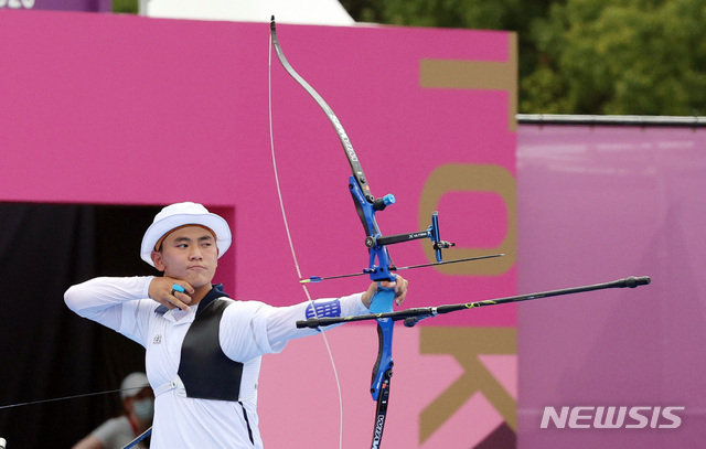 [도쿄(일본)=뉴시스] 이영환 기자 = 양궁 국가대표 김제덕이 26일 오후(현지시간) 일본 도쿄 유메노시마 공원 양궁장에서 열린 도쿄올림픽 남자양궁 단체전 인도와의 8강전 경기에서 활 시위를 당기고 있다. 2021.07.26. 20hwan@newsis.com