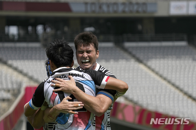 [도쿄=AP/뉴시스] 한국 남자 럭비대표팀(세계 31위)의 정연식(왼쪽)이 26일 일본 도쿄스타디움에서 열린 7인제 럭비 A조 1차전에서 뉴질랜드(세계 2위)와 경기 중 득점 후 코퀴야드 안드레 진과 환호하고 있다. 올림픽 본선에 첫 출전한 한국은 강호 뉴질랜드에 5-50으로 패하면서 세계 정상급 팀과의 격차를 실감해야 했다. 2021.07.26.