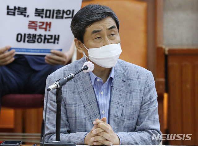 [서울=뉴시스] 조수정 기자 = 남북·북미 합의 이행 및 한미연합군사훈련 중단 촉구 종교·시민사회 단체 기자회견이 열린 26일 오후 서울 종로구 한국기독교회관에서 이종걸 민족화해렵력범국민협의회 대표상임의장이 발언하고 있다. 2021.07.26. chocrystal@newsis.com